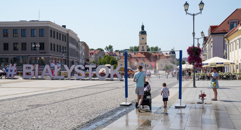 Zdjęcie mgiełki wodnej na Rynku Kościuszki/ bialystok.pl