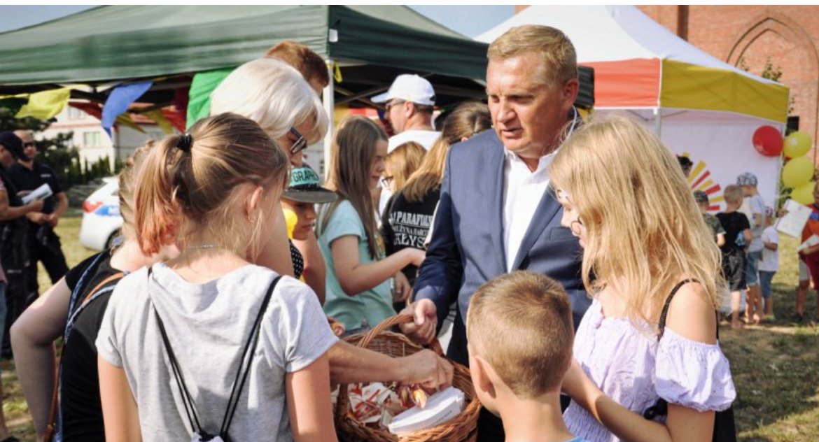 Zdjęcie prezydenta Truskolaskiego z dziećmi z festynu osiedlowego/ cas.bialystok.pl