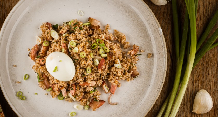 Zdjęcie potrawy z kaszy, boczku i jajka