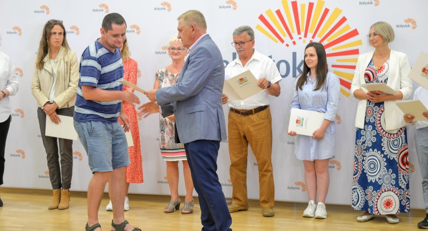 Zdjęcie wolontariuszy, którzy pomagali uchodźcom z Ukrainy odbierających podziękowania/ bialystok.pl