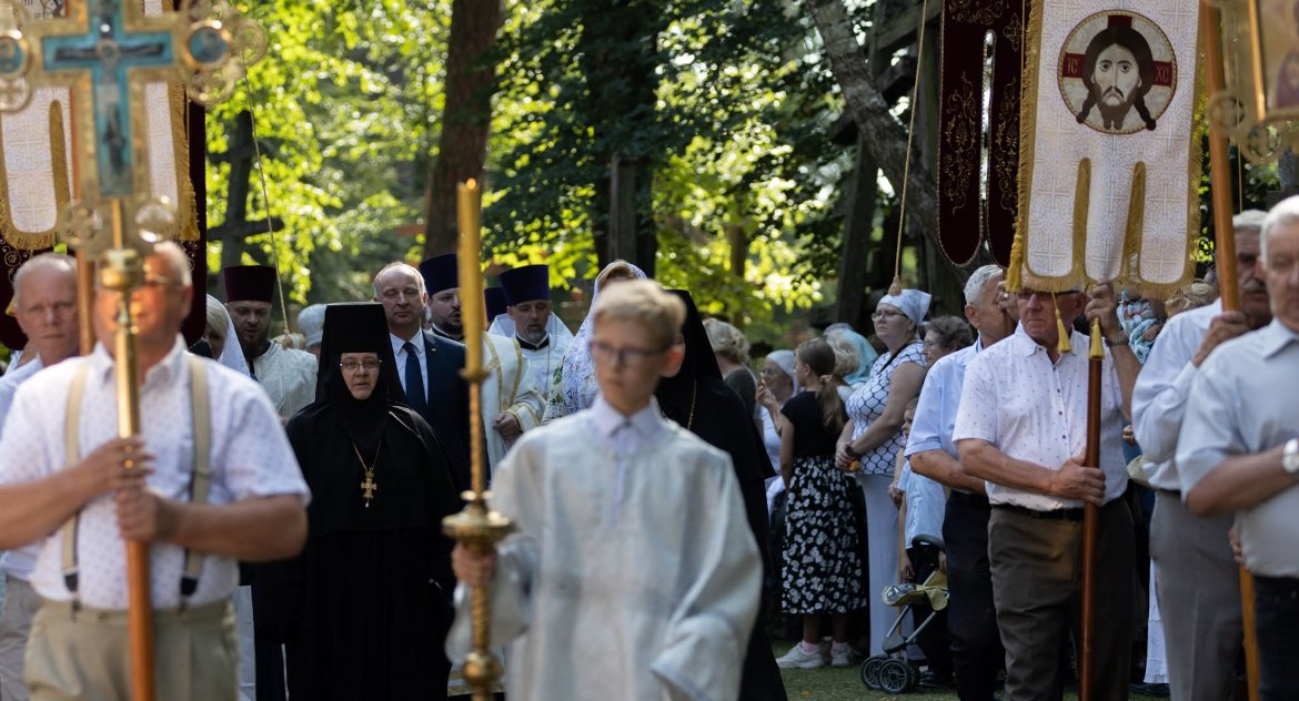 Zdjęcie pielgrzymów na Świętej Górze Grabarce/ wrotapodlasia.pl
