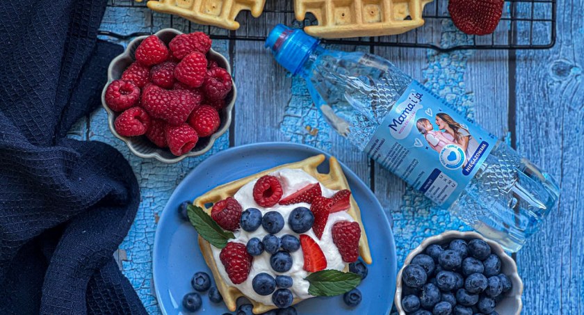 Zdjęcie bezmlecznych gofrów z owocami