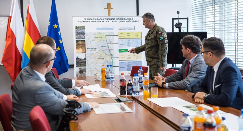 Zdjęcie ze spotkania żołnierzy z przedstawicielami samorządu województwa/ wrotapodlasia.pl