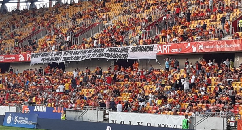 Zdjęcie transparentu kibiców na Stadionie Miejskim w Białymstoku/ nadesłane przez czytelnika