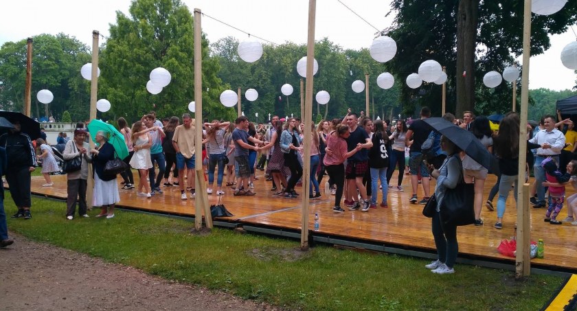 Zdjęcie z potańcówki miejskiej w ogrodach Pałacu Branickich/ DDB