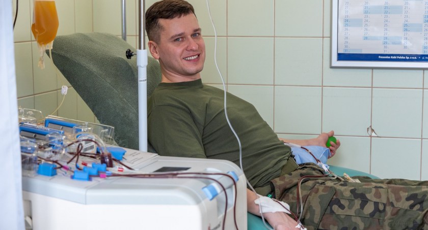 Zdjęcie szeregowego Macieja Lewandowskiego oddającego szpik kostny