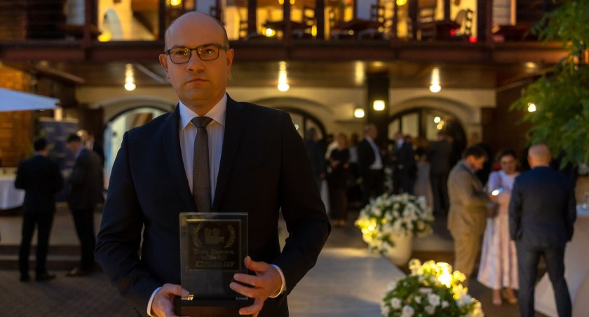 Zdjęcie marszałka Artura Kosickiego ze statuetką 