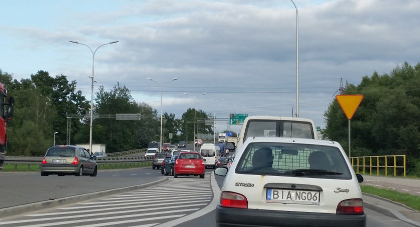 Zdjęcie samochodów na ulicy w Białymstoku/ DDB