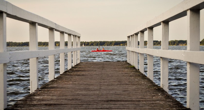 Zdjęcie poglądowe kajakarzy na jeziorze/ Pixabay.com