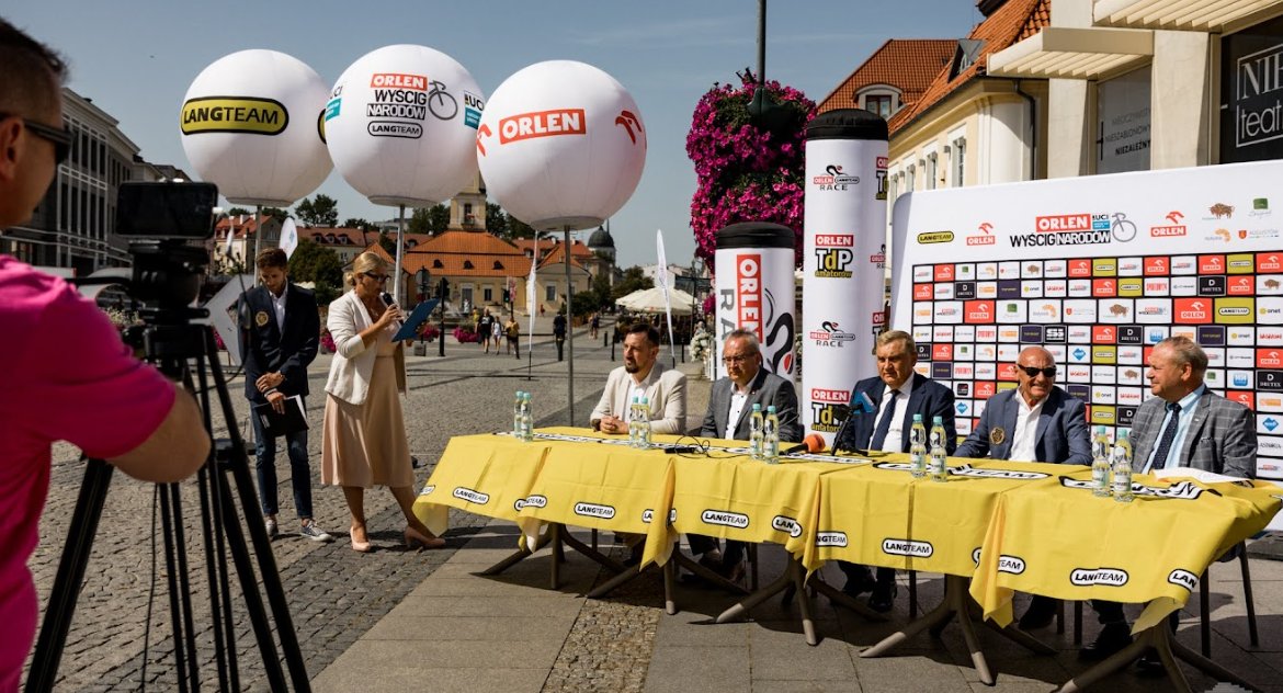 Zdjęcie z konferencji prasowej zapowiadającej wyścig kolarski/ wrotapodlasia.pl