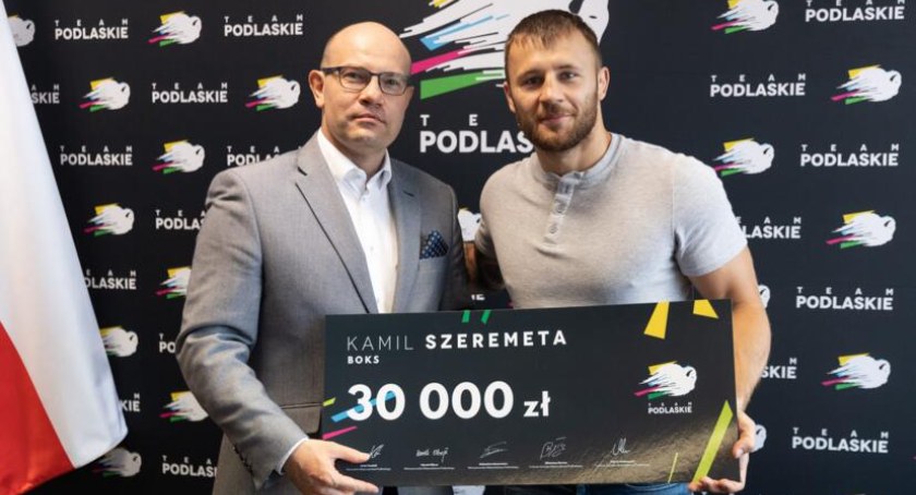 Zdjęcie marszałka województwa Artura Kosickiego z Kamilem Szeremetą/ wrotapodlasia.pl