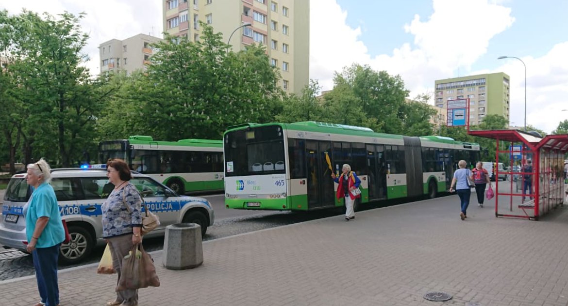 Zdjęcie autobusu BKM na przystanku autobusowym/ DDB