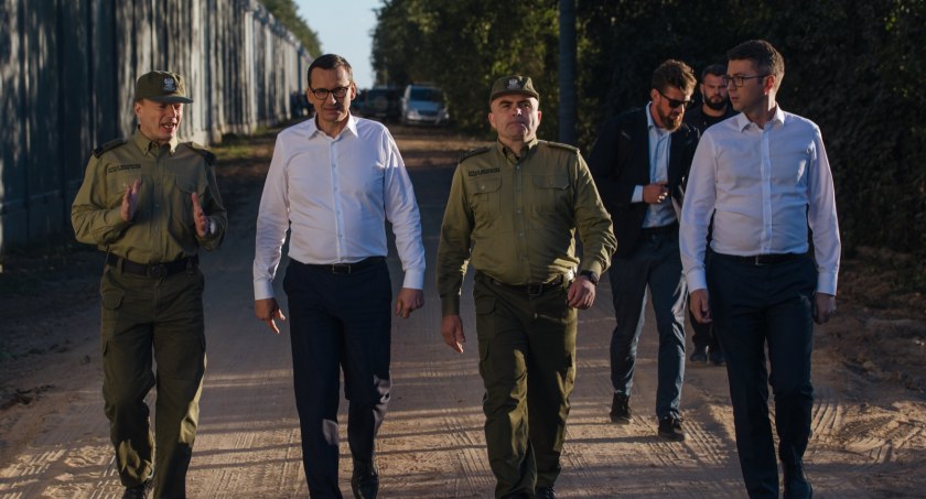 Zdjęcie premiera Mateusza Morawieckiego pod zaporą na granicy z Białorusią/ premier.gov.pl