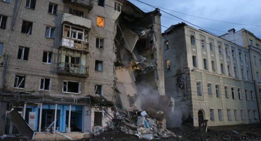 Zdjęcie ostrzelanego rakietami bloku mieszkalnego na Ukrainie/ Twitter.com Oleksii Reznikov