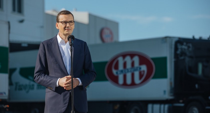 Zdjęcie premiera Mateusza Morawieckiego w Mlekovicie/ premier.gov.pl