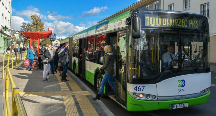 Zdjęcie autobusu linii 100 na przystanku/ bialystok.pl
