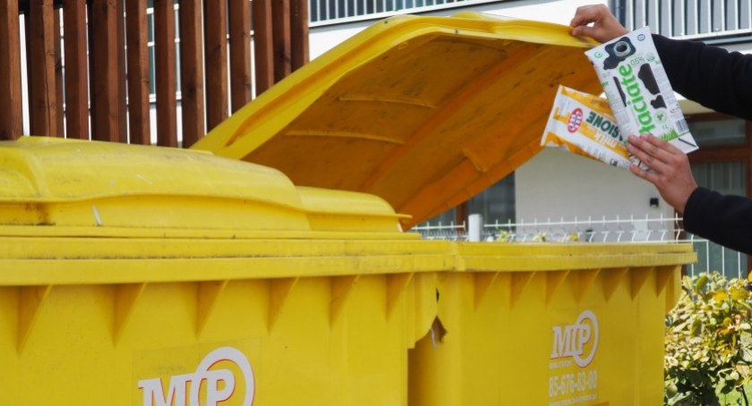 Zdjęcie kontenera przeznaczonego na metale i tworzywa sztuczne / Foto: UM Białystok