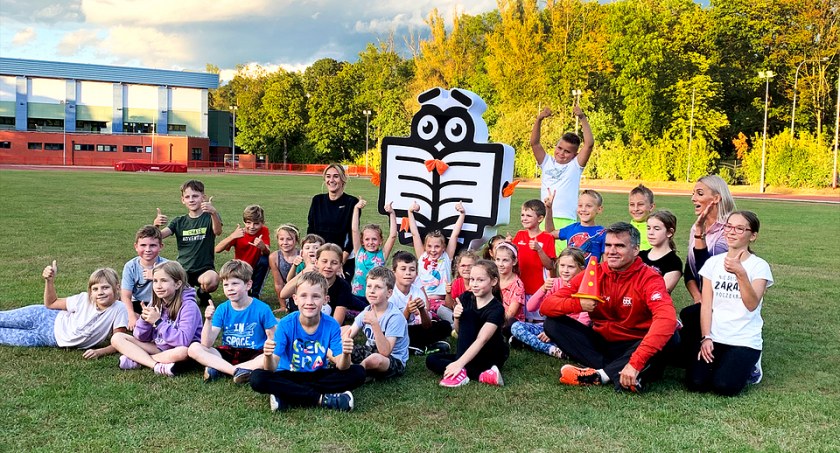 Zdjęcie młodych sportowców na stadionie lekkoatletycznym w Białymstoku