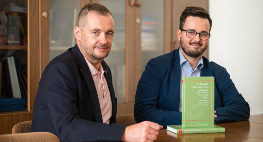 Zdjęcie autorów publikacji naukowej na temat Puszczy Białowieskiej/ UwB