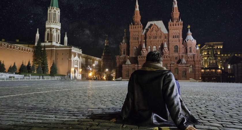 Zdjęcie mężczyzny siedzącego na Placu Czerwonym w Moskwie/ Pixabay.com