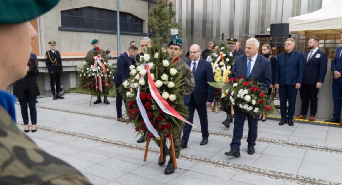 Zdjęcie delegacji województwa podlaskiego składającej kwiaty w Muzeum Pamięci Sybiru/ wrotapodlasia.pl