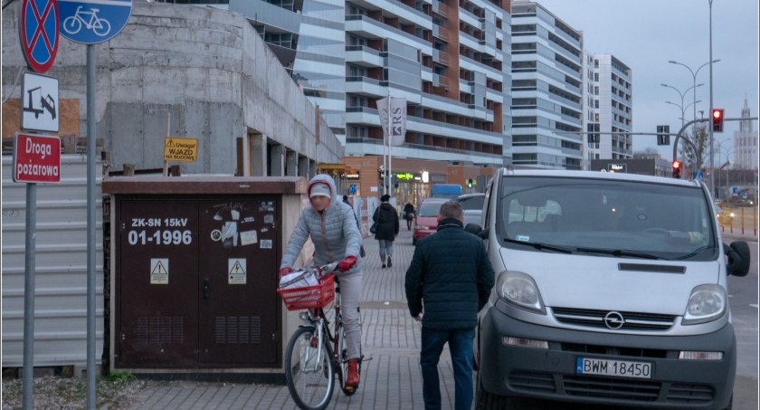 Zdjęcie ulicy Jurowieckiej z zaparkowanymi samochodami na chodniku/ Facebook Rowerowy Białystok 