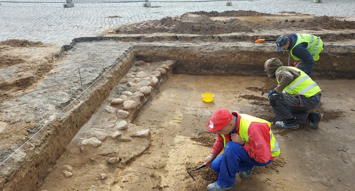 Zdjęcie archeologów pod Pałacem Branickich/ Facebook Muzeum Historii Medycyny i Farmacji Uniwersytetu Medycznego w Białymstoku