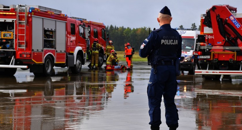 Zdjęcie z akcji ratowniczej na lotnisku Krywlany - ćwiczenia/ podlaska.policja.gov.pl