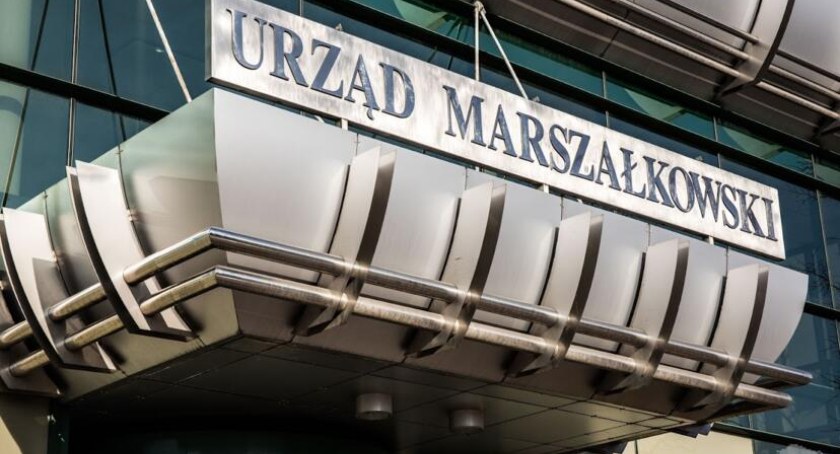 Zdjęcie napisu nad wejściem do urzędu marszałkowskiego/ wrotapodlasia.pl
