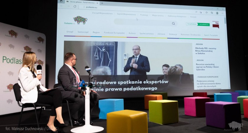 Zdjęcie wicemarszałka województwa podlaskiego zapowiadającego nowy portal informacyjny Województwa Podlaskiego
