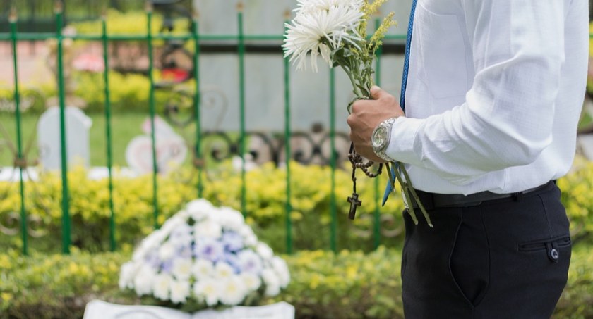 Zdjęcie mężczyzny na cmentarzu/ Pixabay.com