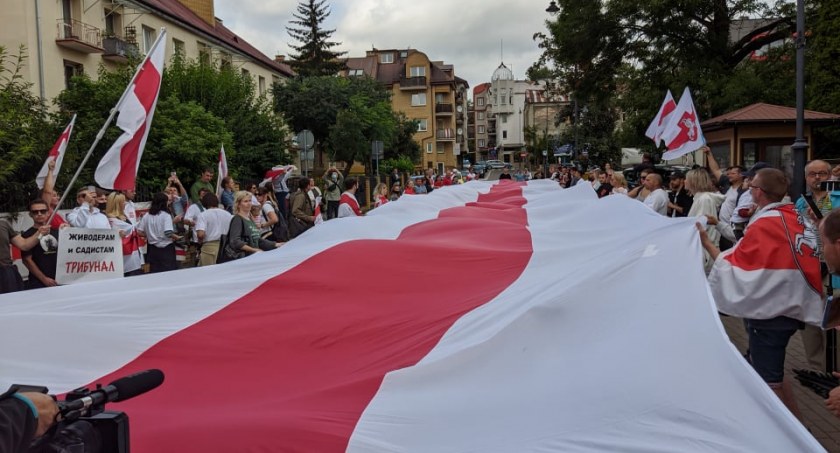 Zdjęcie protestu Białorusinów pod konsulatem