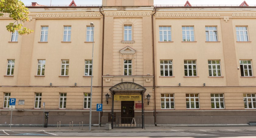Zdjęcie budynku Wydziału Prawa Uniwersytetu w Białymstoku / Foto: UwB