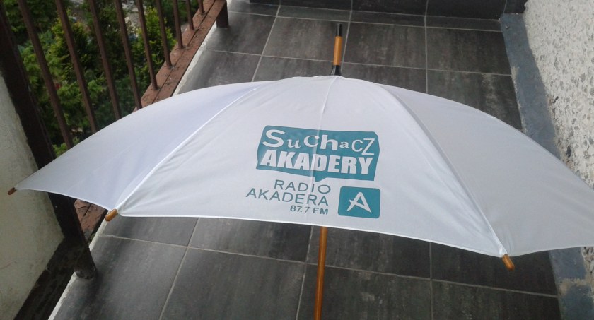 Zdjęcie parasolki z logo Radia Akadera/ DDB