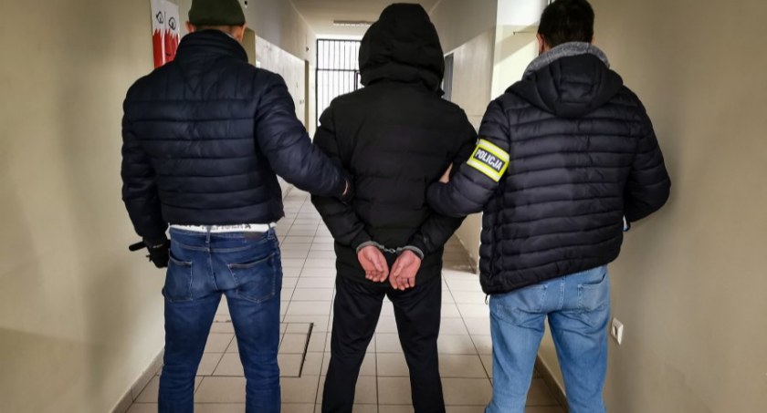 Zdjęcie mężczyzny trzymanego przez policjantów, który zastrzelił psa/ KMP Białystok