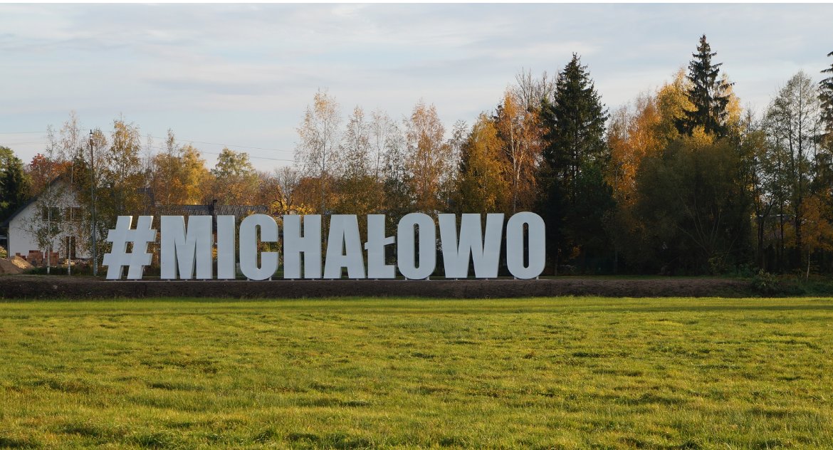Zdjęcie Michałowa z napisem/ UM w Michałowie