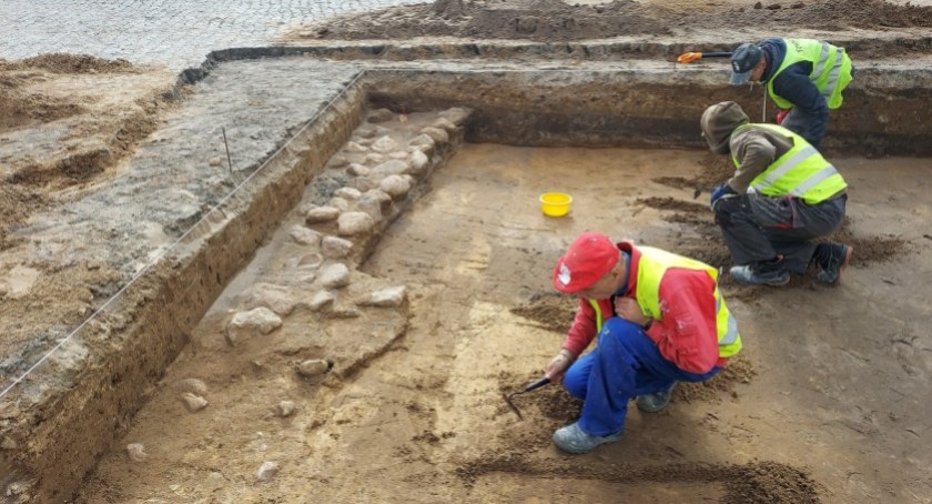Zdjęcie archeologów pod Pałacem Branickich/ Facebook Muzeum Historii Medycyny i Farmacji Uniwersytetu Medycznego w Białymstoku