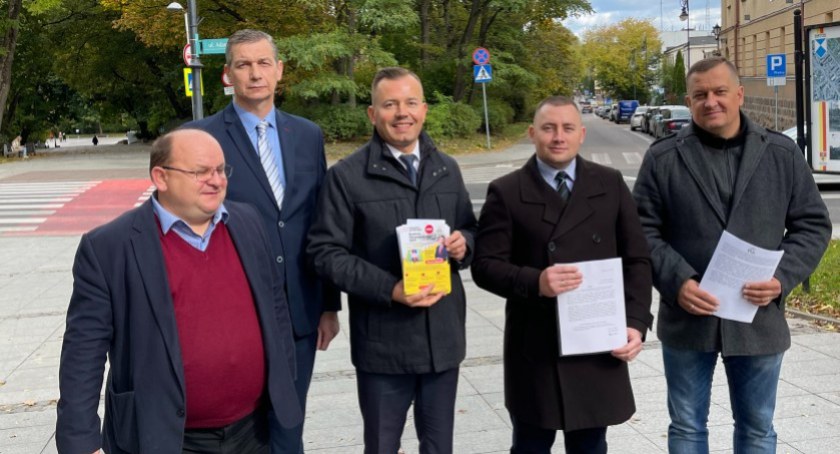 Na zdjęciu od lewej: Przemysław Sarosiek, dyrektor WORD w Białymstoku, Wojciech Mroczkowski, mieszkaniec Białegostoku, Henryk Dębowski, przewodniczący klubu PiS w radzie miasta, Tomasz Hołowienko, asystent senatora Mariusza Gromki, Paweł Myszkowski, radny klubu PiS