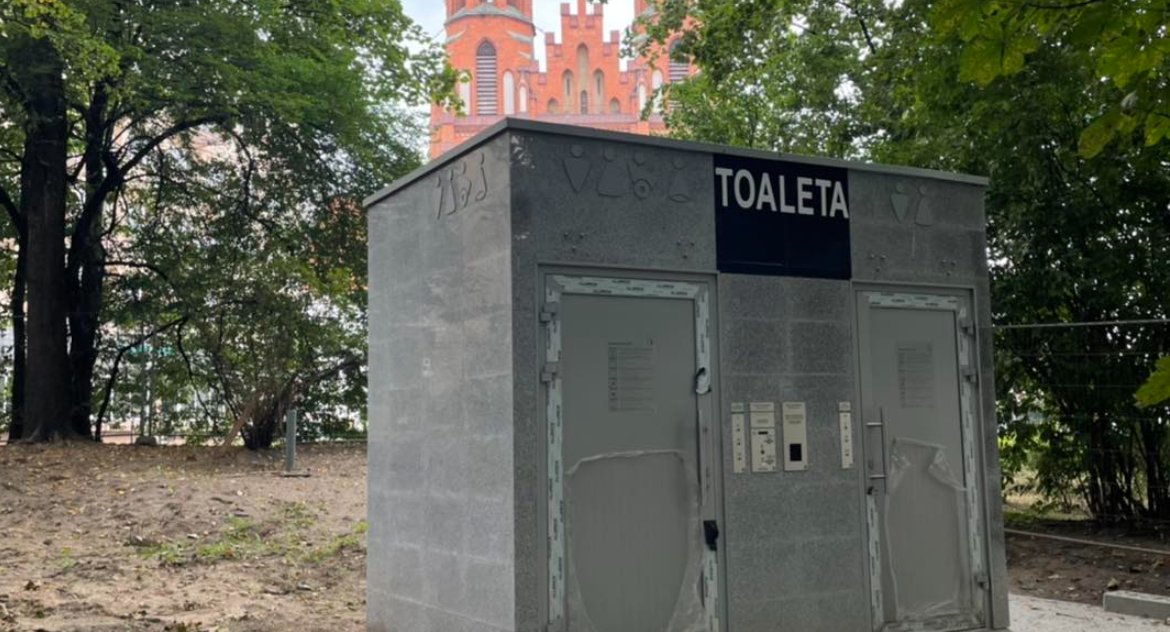 Zdjęcie szaletu publicznego przy pałacowych ogrodach/ Facebook Rafał Rudnicki