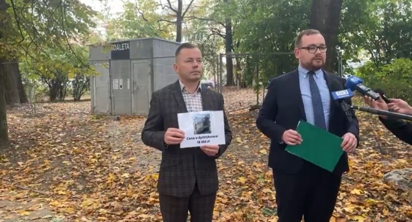 Zdjęcie radnego Henryka Dębowskiego i wicemarszałka województwa Sebastiana Łukaszewicza pod budowanym szaletem miejskim/ zrzut ekranu z Facebook.com