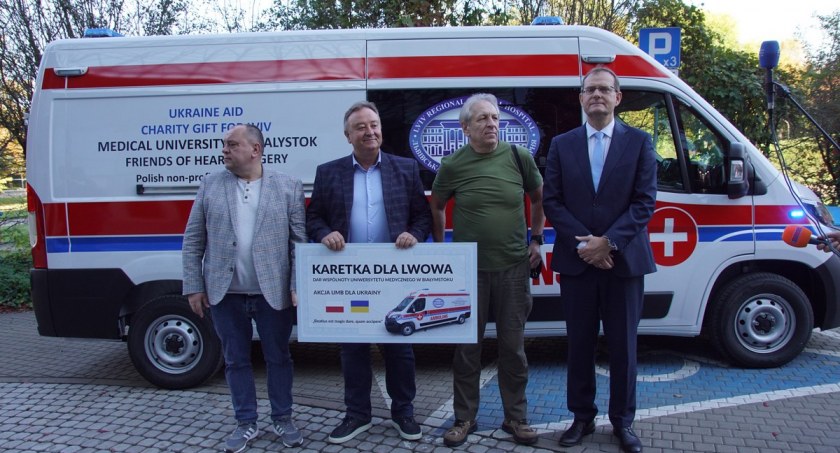 Zdjęcie karetki kupionej dla szpitala we Lwowie ze zbiórki zorganizowanej przez społeczność UMB/ UMB