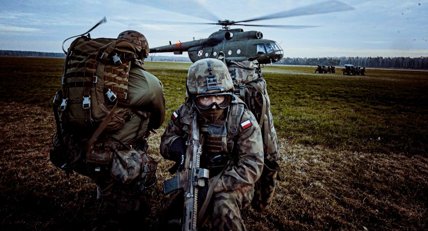 Zdjęcie żołnierzy WOT przy helikopterze wojskowym/ WOT