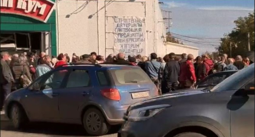 Zdjęcie mieszkańców Mariupola stojących w kolejce po jedzenie z pomocy humanitarnej/ Telegram