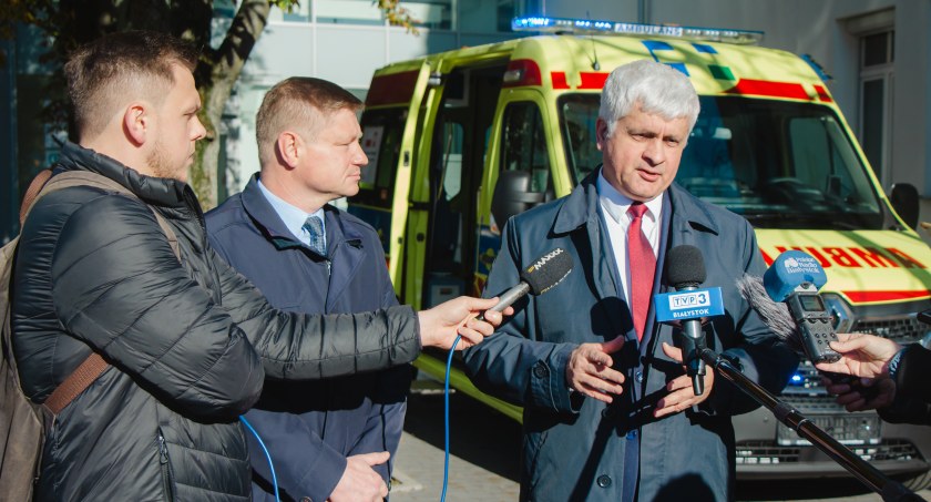 Zdjęcie z momentu przekazania ambulansu Wojewódzkiemu Szpitalowi w Białymstoku/ PUW