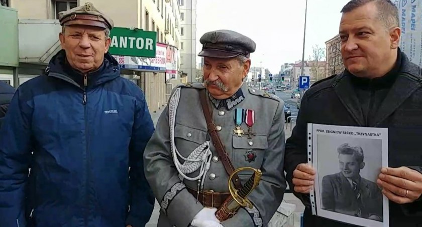 Zdjęcie z konferencji prasowej zapowiadającej patrona 2023 roku w Białymstoku w osobie podporucznika Zbigniewa Rećko