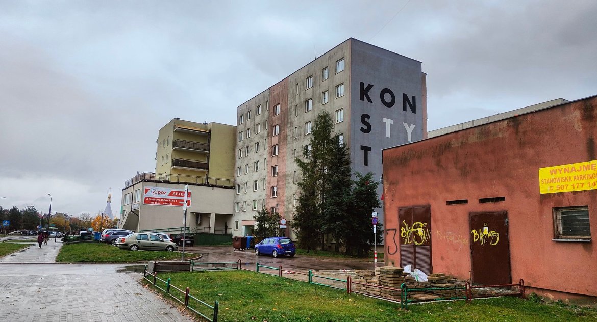 Zdjęcie bloku należącego do Zarządu Mienia Komunalnego z napisem 