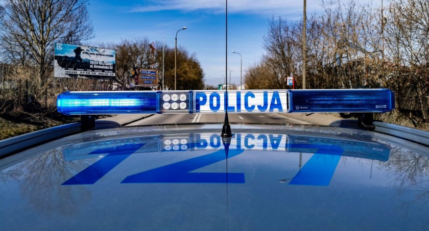Zdjęcie policjantów z leżącą na stole bronią/ podlaska.policja.gov.pl