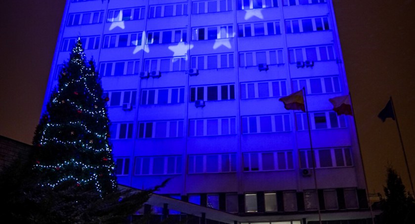 Zdjęcie budynku Urzędu Miejskiego w Białymstoku podświetlonego w barwy UE/ bialystok.pl