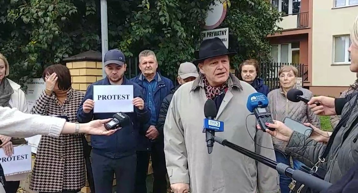 Zdjęcie mieszkańców protestujących przeciwko zmianie nazwy ulicy z Elektrycznej na Wolnej Białorusi/ DDB