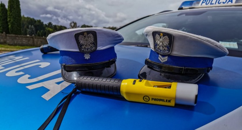 Zdjęcie czapek policyjnych i alkomatu na masce radiowozu policyjnego/ podlaska.policja.gov.pl